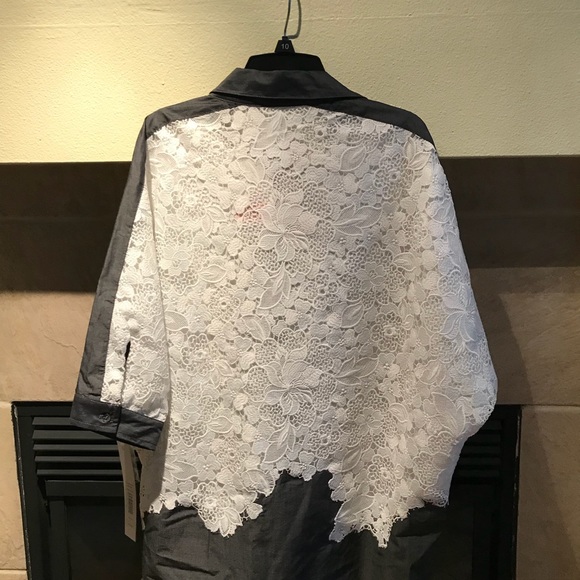 - Super cute button down lace top - Picture 8 of 9